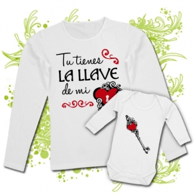 Camiseta MAMA TU TIENES LA LLAVE DE MI.. + Body CORAZ&Oacute;N WL