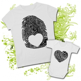 Camiseta MAMA HUELLA + Body HUELLA DIBUJO CORAZ&Oacute;N