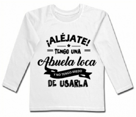Camiseta AL&Eacute;JATE TENGO UNA ABUELA LOCA.. 